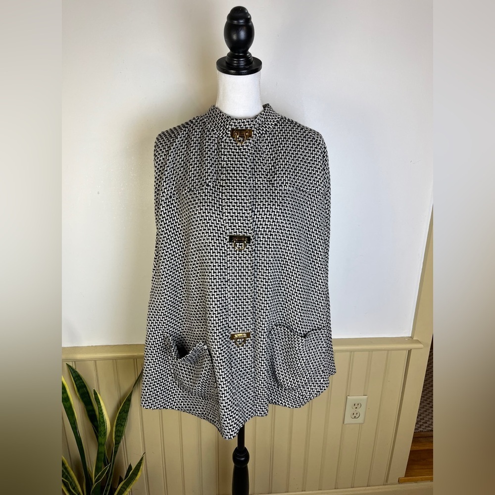 Skirth Around Houndstooth Poncho Cape Sz 12 Gold Clasp City Chic Outerwear Prep